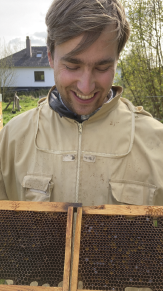 Sacha d'Hoop, un apiculteur naturaliste en quête de l'abeille VSH 